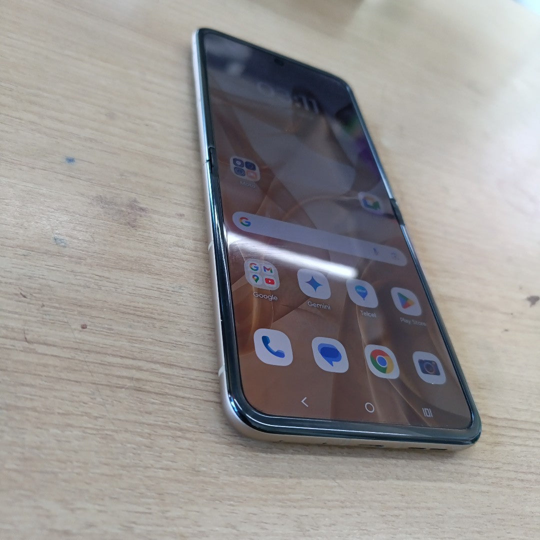 CELULAR MOTOROLA RAZR 50 5G XT2453-1 512 GB 12 GB RAM (SEMINUEVO)