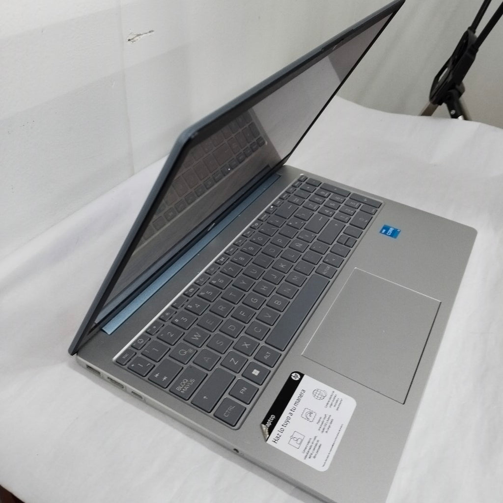 LAPTOP HP 15-FD0026LA (2024) 512 GB SSD 8 GB RAM (SEMINUEVO)