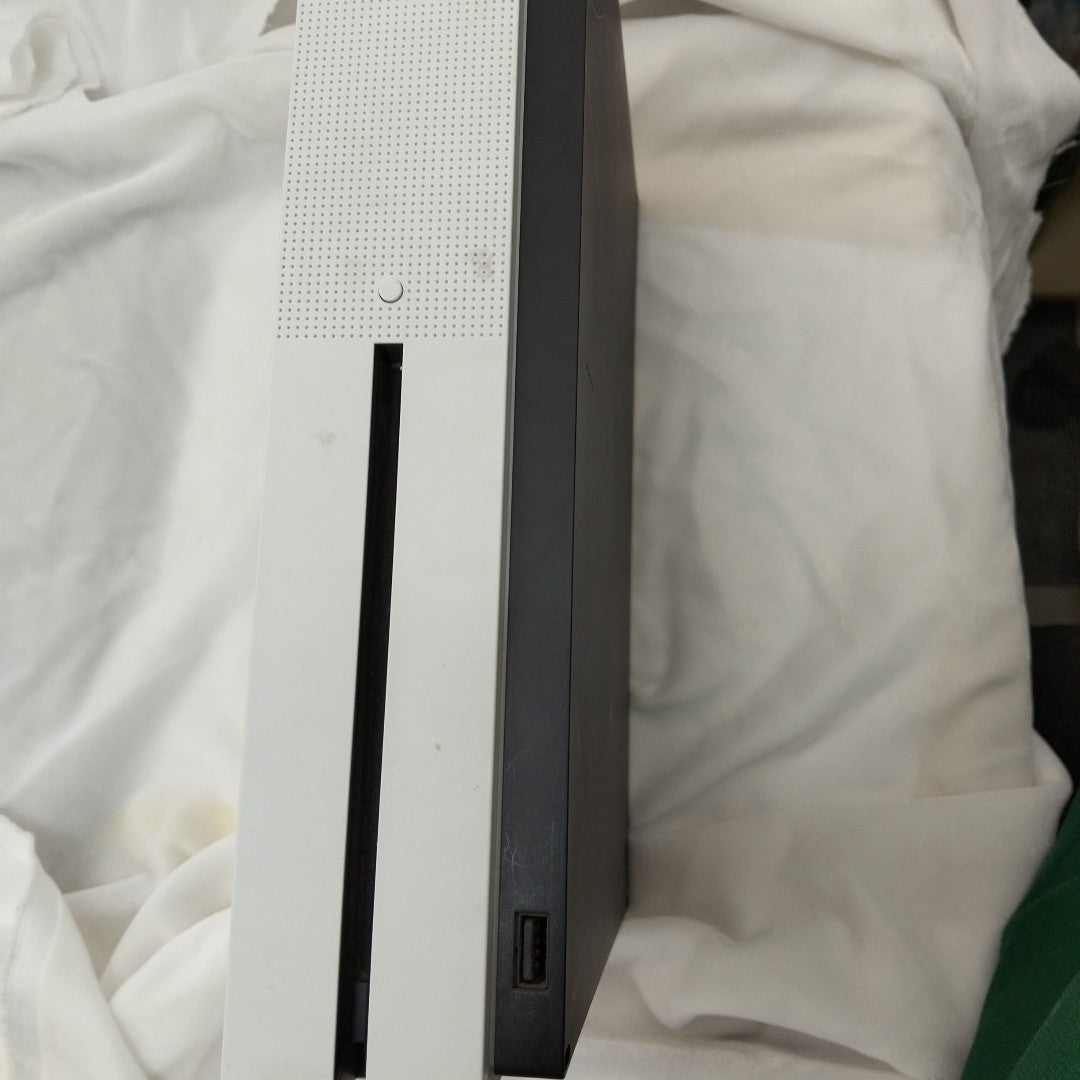 CONSOLA DE VIDEOJUEGO MICROSOFT XBOX ONE S 1 TB (SEMINUEVO)