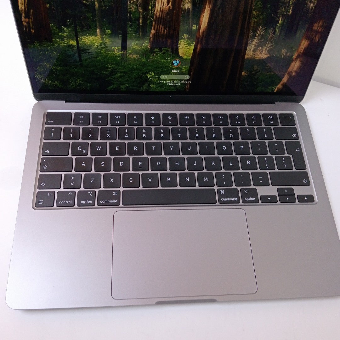 LAPTOP APPLE MACBOOK AIR 13" 2022 3.49 A2681 (8 CPU/8 GPU) 256 GB SSD 16 GB RAM (SEMINUEVO)