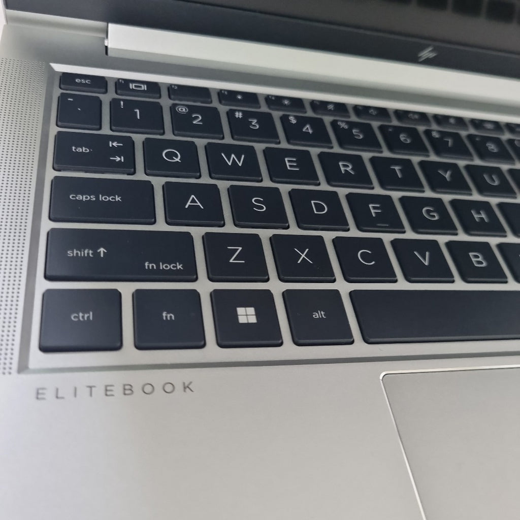 LAPTOP HP ELITEBOOK 630 G10 (2024) 512 GB SSD 32 GB RAM (SEMINUEVO)