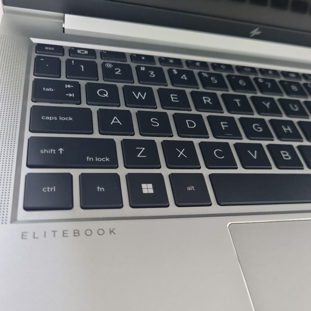 LAPTOP HP ELITEBOOK 630 G10 (2024) 512 GB SSD 32 GB RAM (SEMINUEVO)