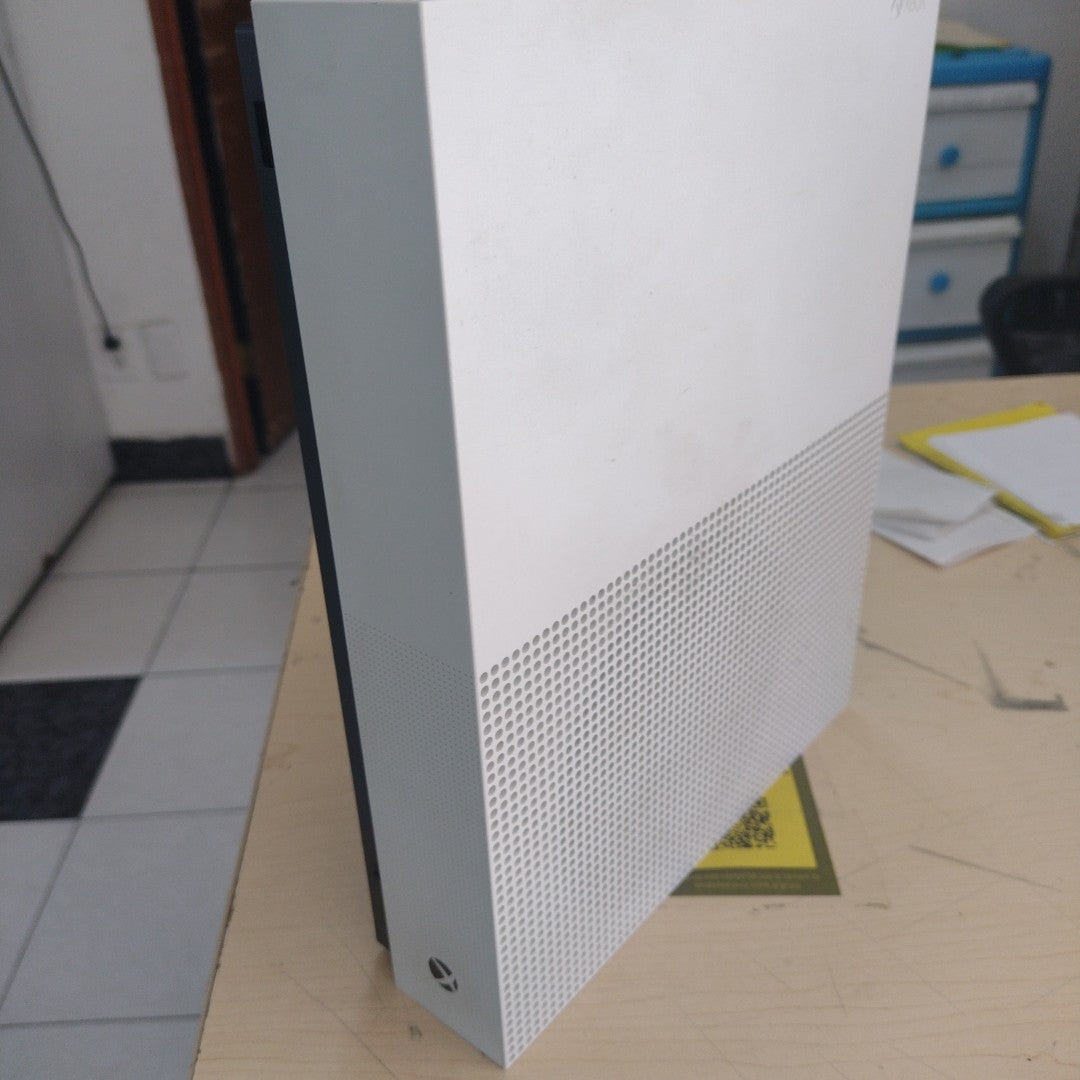 CONSOLA DE VIDEOJUEGO MICROSOFT XBOX ONE X 1 TB (SEMINUEVO)