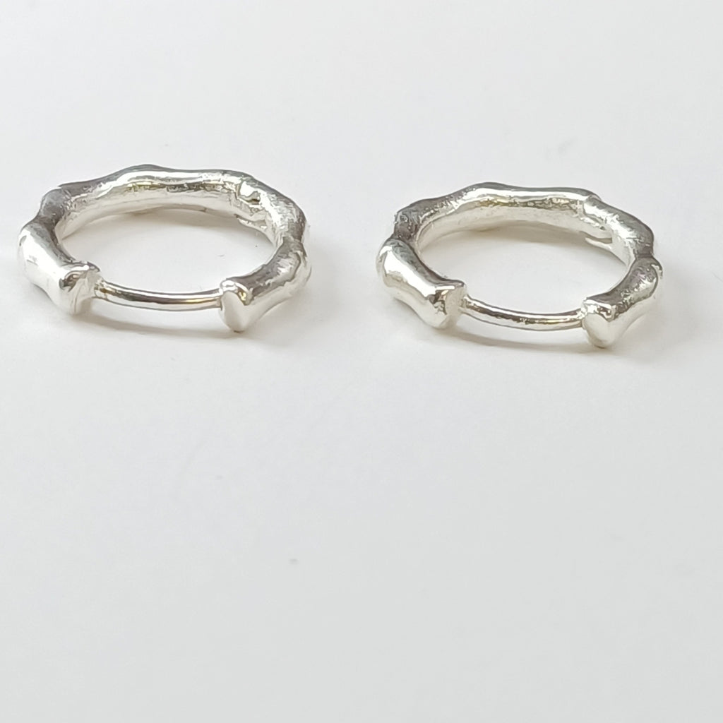 ARRACADAS HUGGIE MOTIVO BAMBU PLATA .925 3.1G (NUEVO)