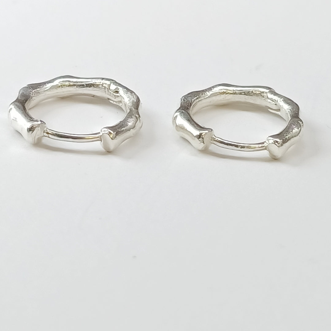 ARRACADAS HUGGIE MOTIVO BAMBU PLATA .925 3.1G (NUEVO)