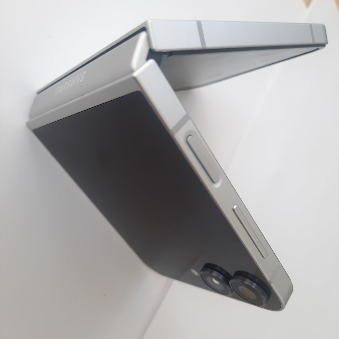 CELULAR SAMSUNG GALAXY Z FLIP7 FE SM-F761B (2025) 128 GB 8 GB RAM (SEMINUEVO)