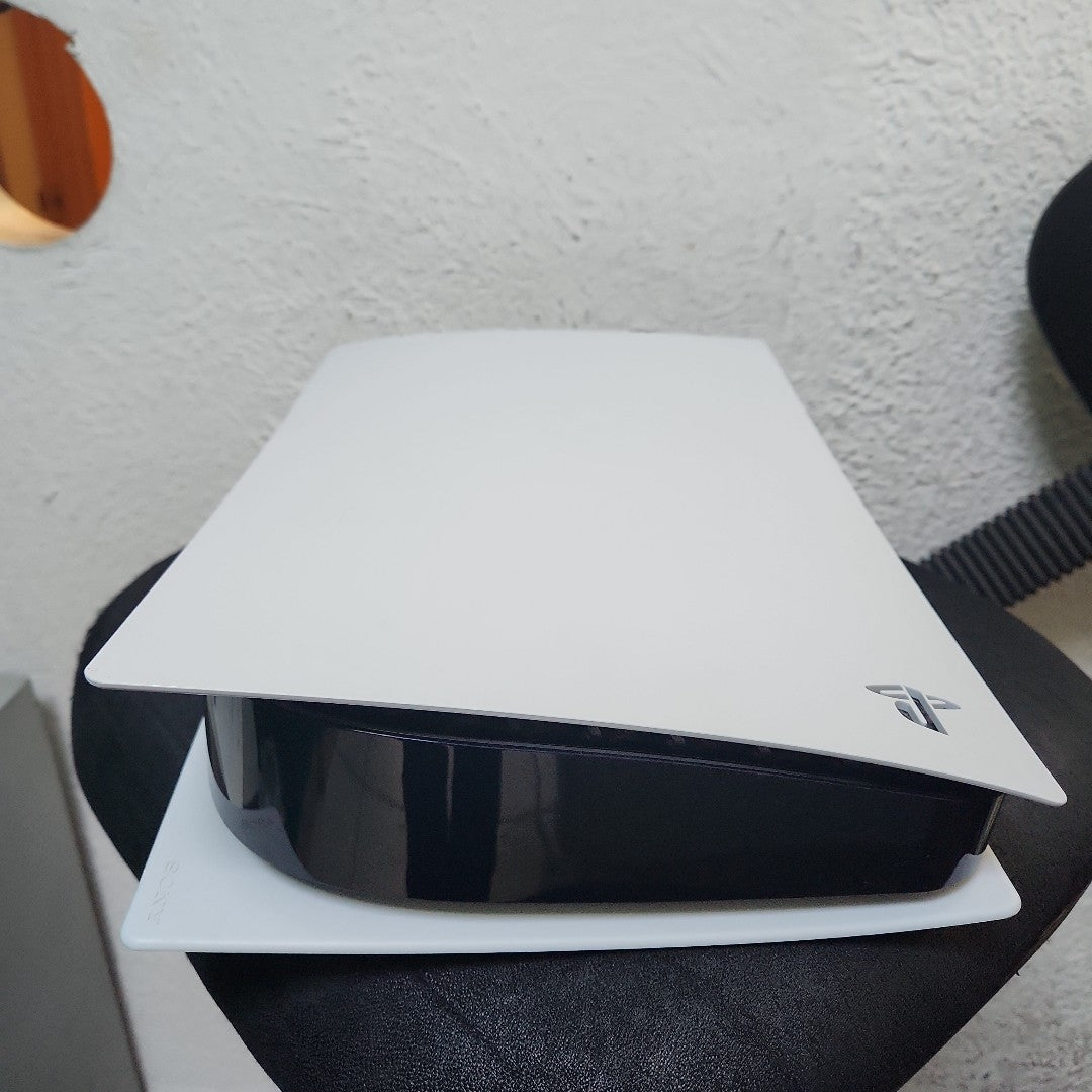 CONSOLA DE VIDEOJUEGO SONY PS5 825 SSD (SEMINUEVO)