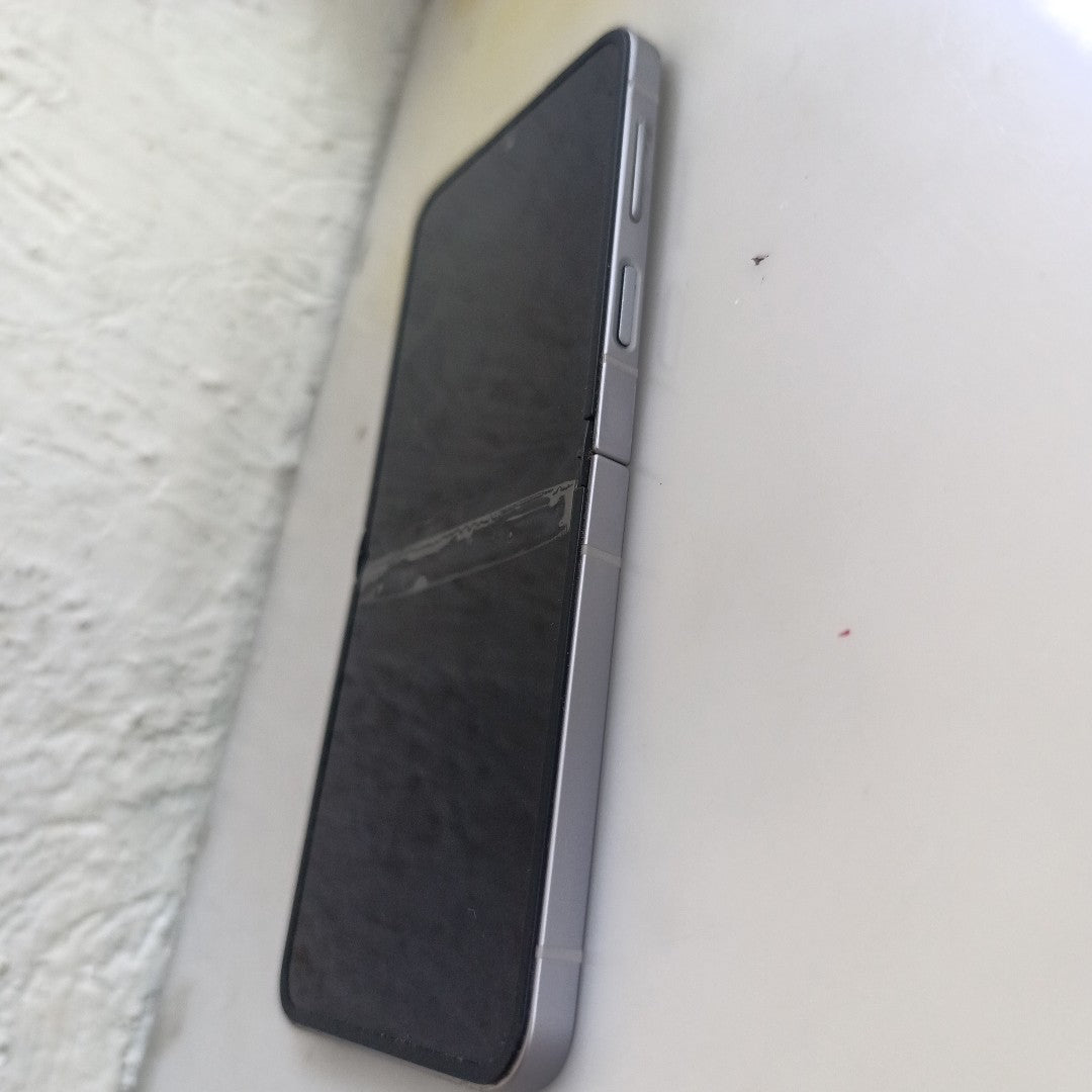 CELULAR SAMSUNG GALAXY Z FLIP6 SM-F741B (2024) 256 GB 12 GB RAM (SEMINUEVO)