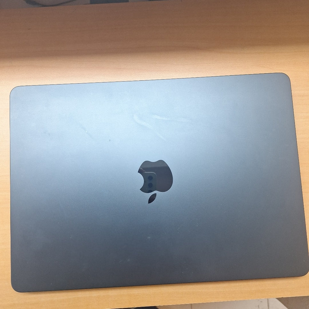 LAPTOP APPLE MACBOOK AIR 13" 2024 4.05 A3113 (8 CPU/ 8 GPU) 256 GB SSD 16 GB RAM (SEMINUEVO)