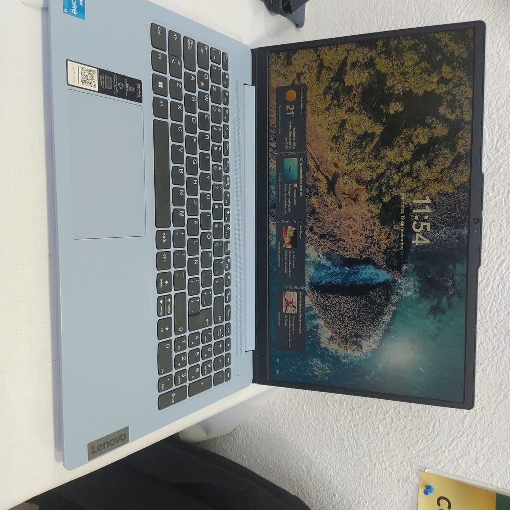LAPTOP LENOVO IDEAPAD SLIM 3 15IAN8 (2023) 256 GB SSD 8 GB RAM (SEMINUEVO)