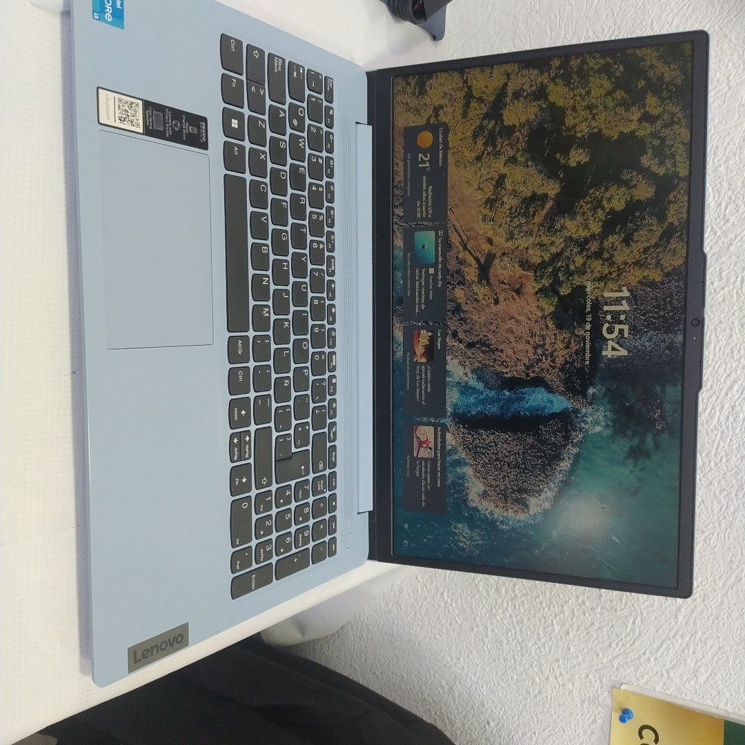 LAPTOP LENOVO IDEAPAD SLIM 3 15IAN8 (2023) 256 GB SSD 8 GB RAM (SEMINUEVO)