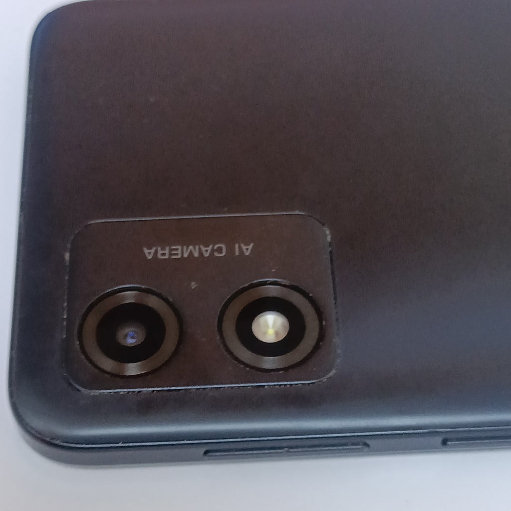 CELULAR MOTOROLA MOTO E13 XT2345-4 (2023) 64 GB 2 GB RAM (SEMINUEVO)