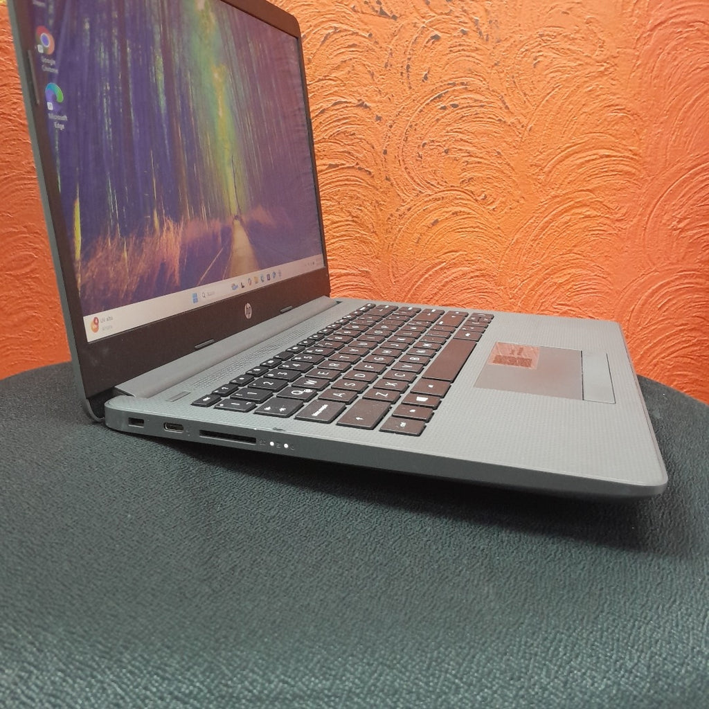 LAPTOP HP 245 G8 (2022) 1 TB 8 GB RAM (SEMINUEVO)
