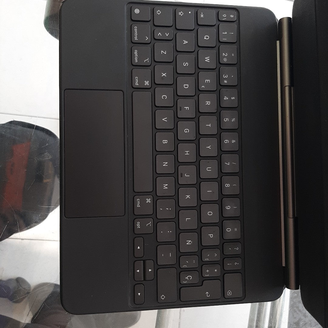 TECLADO INALAMBRICO APPLE MAGIC KEYBOARD A2974 RECARGABLE (SEMINUEVO)