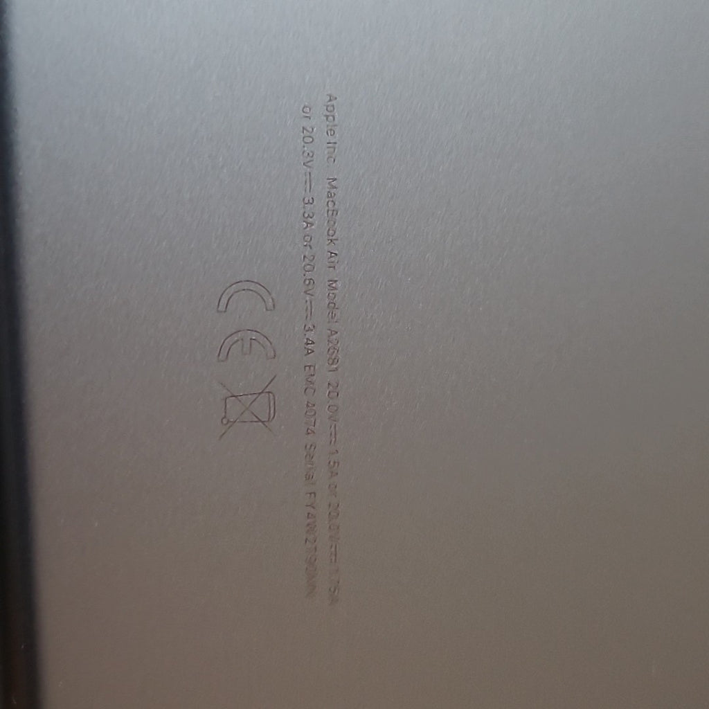 LAPTOP APPLE MACBOOK AIR 13" 2022 3.49 A2681 (8 CPU/8 GPU) 256 GB SSD 16 GB RAM (SEMINUEVO)