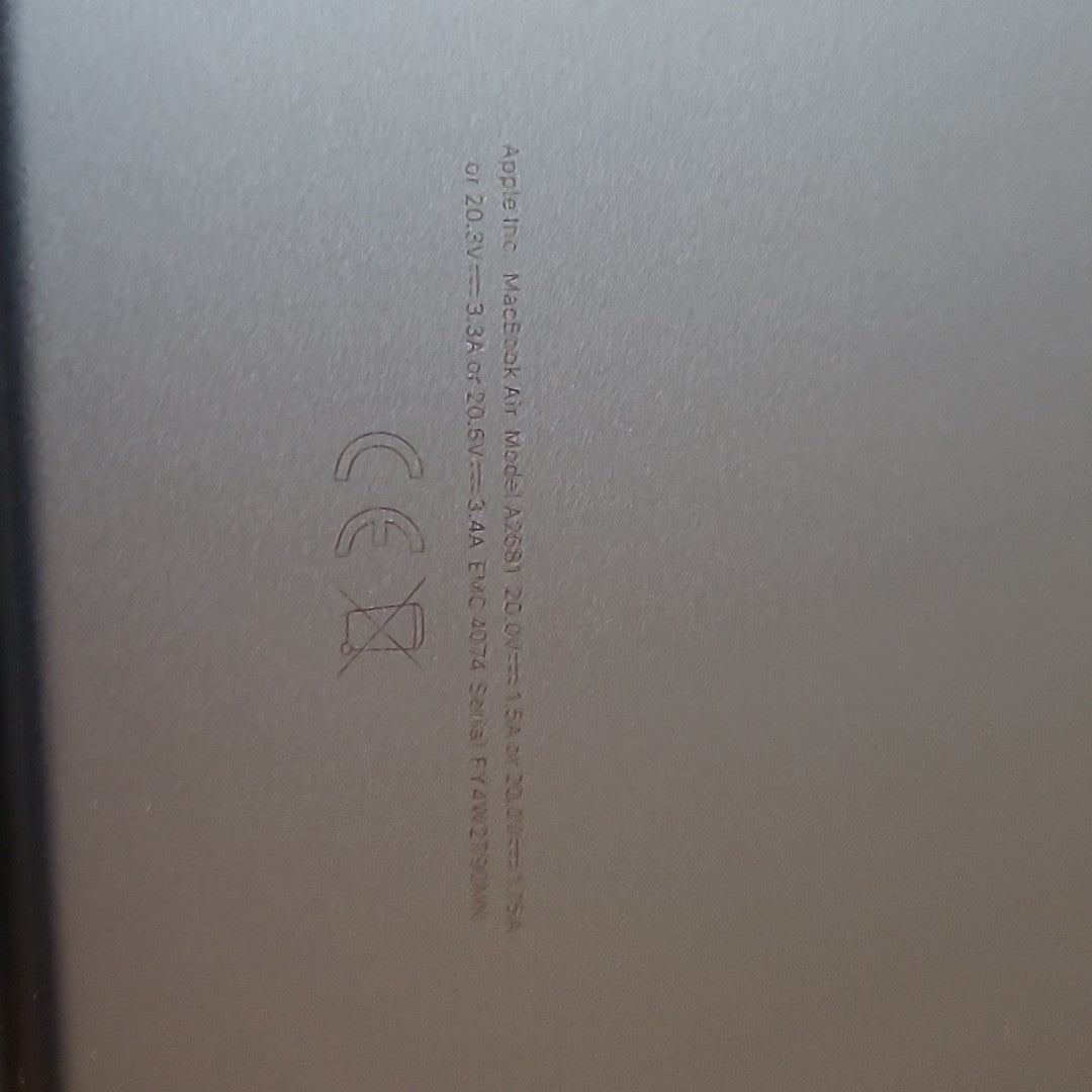 LAPTOP APPLE MACBOOK AIR 13" 2022 3.49 A2681 (8 CPU/8 GPU) 256 GB SSD 16 GB RAM (SEMINUEVO)