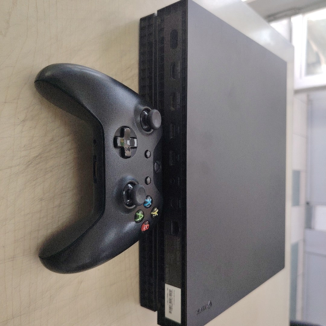 CONSOLA DE VIDEOJUEGO MICROSOFT XBOX ONE X 1 TB (SEMINUEVO)