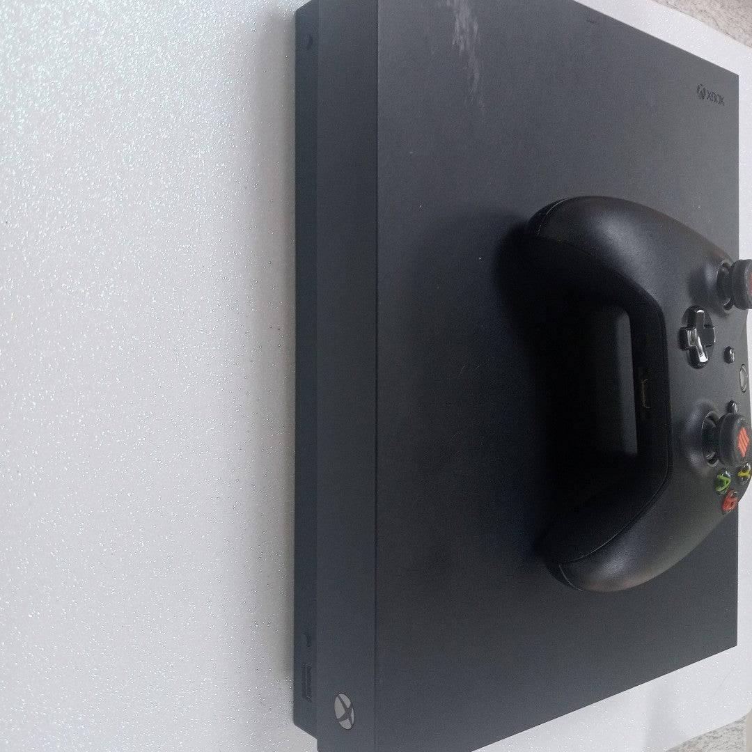 CONSOLA DE VIDEOJUEGO MICROSOFT XBOX ONE X 1 TB (SEMINUEVO)