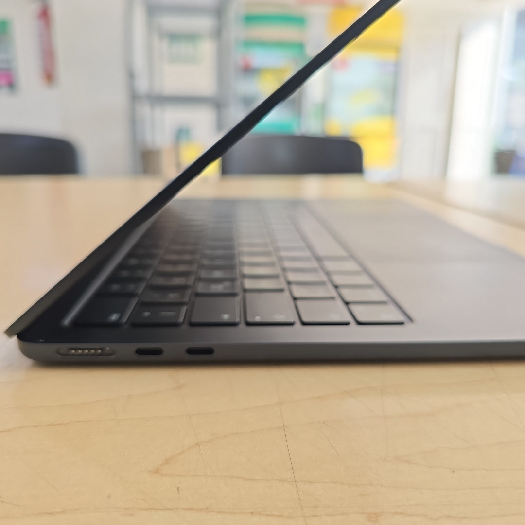 LAPTOP APPLE MACBOOK AIR 13" 2022 3.49 A2681 (8 CPU/8 GPU) 256 GB SSD 16 GB RAM (SEMINUEVO)