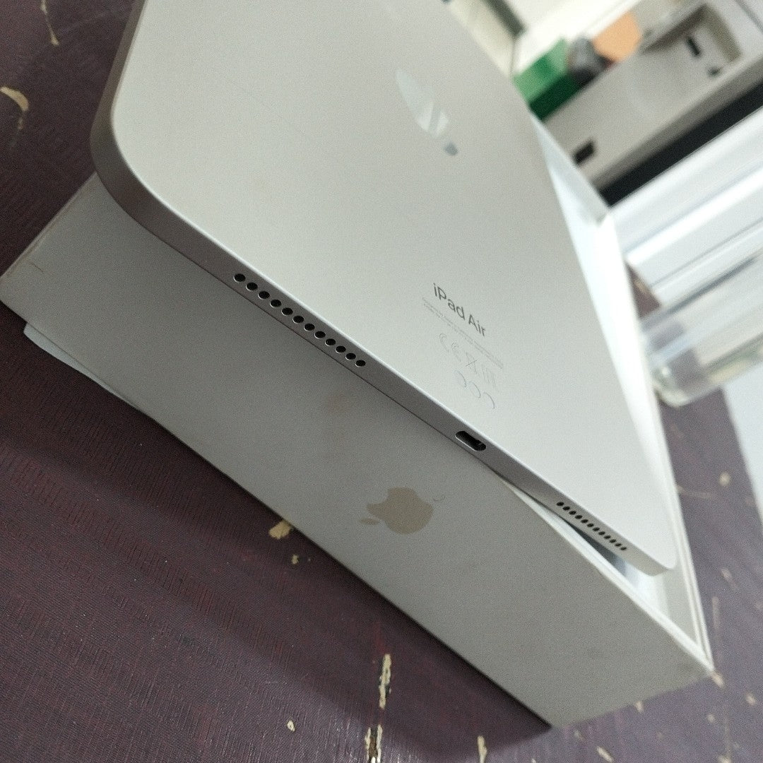 TABLETA APPLE IPAD AIR 5 A2588 256 GB 8 GB RAM (SEMINUEVO)