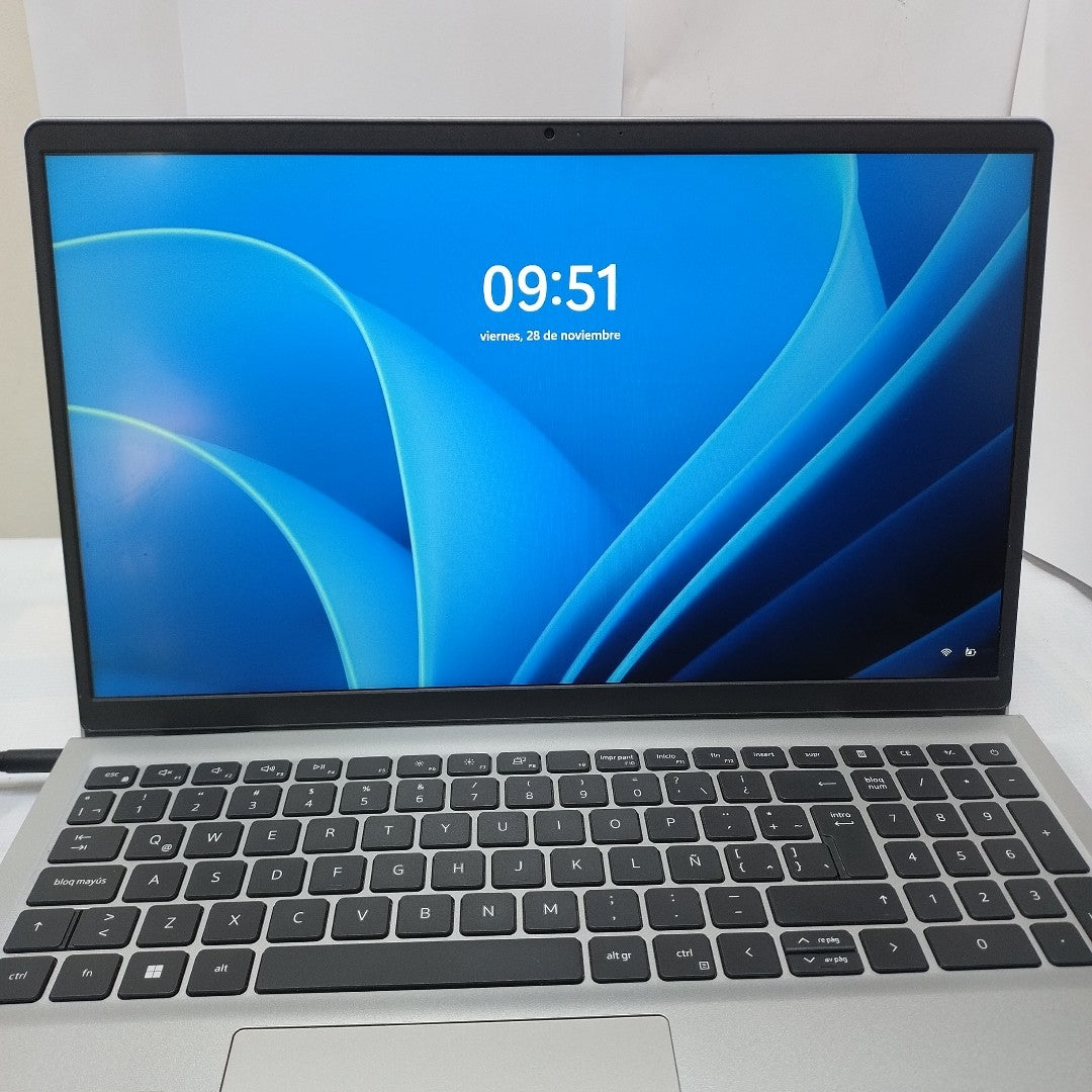 LAPTOP DELL INSPIRON 15 3520 (2024) 512 GB SSD 8 GB RAM (SEMINUEVO)