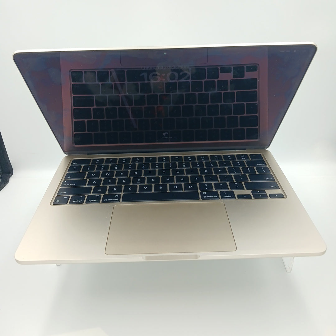 LAPTOP APPLE MACBOOK AIR 13" 2022 3.49 A2681 (8 CPU/8 GPU) 256 GB SSD 8 GB RAM (SEMINUEVO)