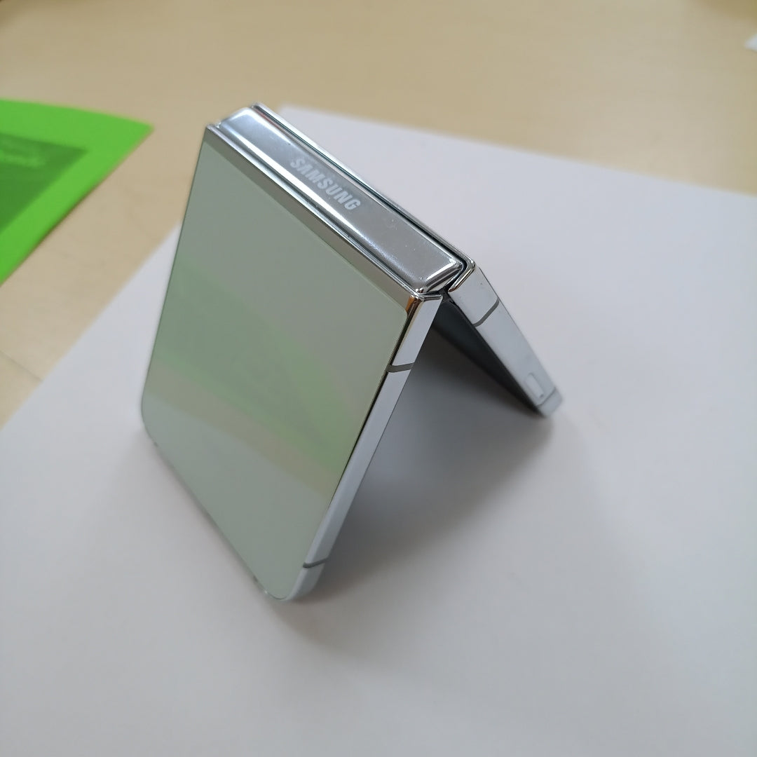 CELULAR SAMSUNG GALAXY Z FLIP 5 SM-F731B (2023) 256 GB 8 GB RAM (SEMINUEVO)