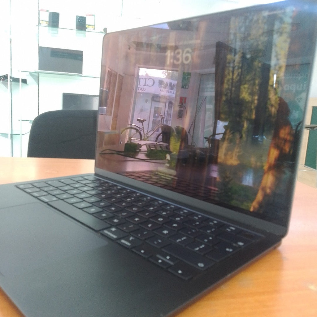 LAPTOP APPLE MACBOOK AIR 13" 2022 3.49 A2681 (8 CPU/8 GPU) 256 GB SSD 8 GB RAM (SEMINUEVO)