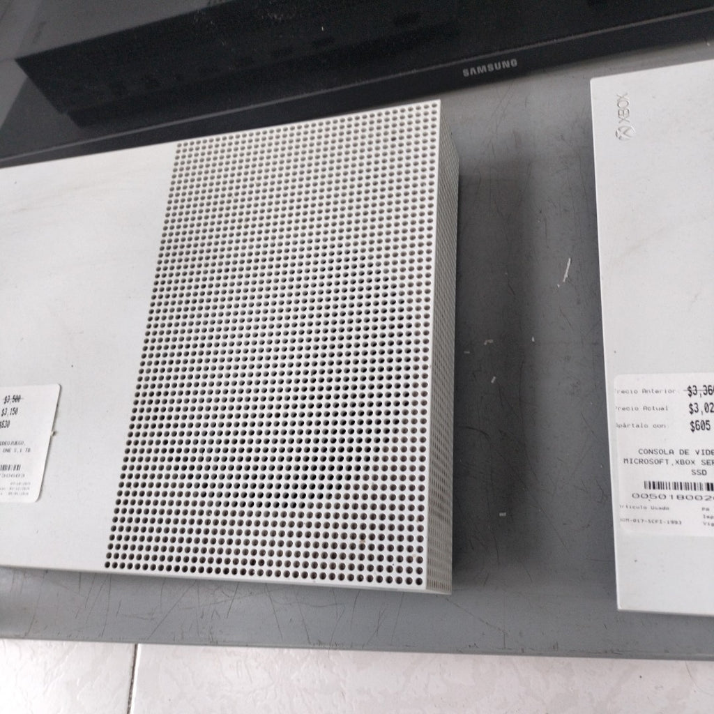 CONSOLA DE VIDEOJUEGO MICROSOFT XBOX ONE S 1 TB (SEMINUEVO)