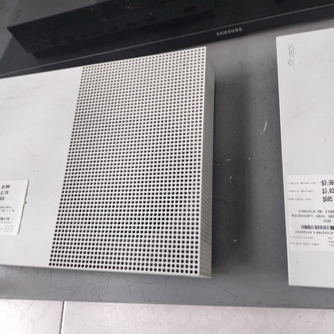 CONSOLA DE VIDEOJUEGO MICROSOFT XBOX ONE S 1 TB (SEMINUEVO)