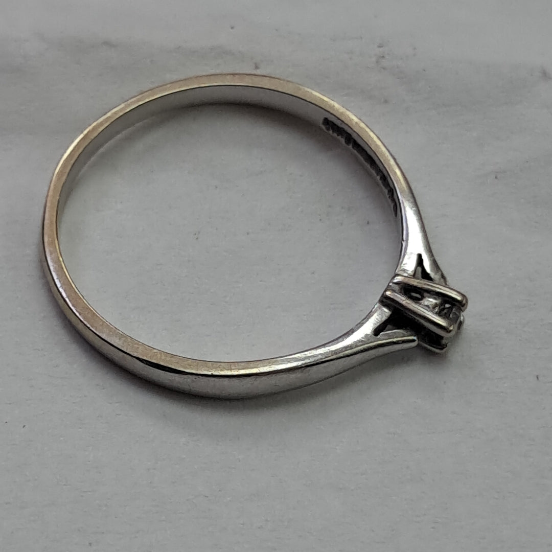 ANILLITO. ORO BLANCO. 14 K 1.6 GRMS (SEMINUEVO)