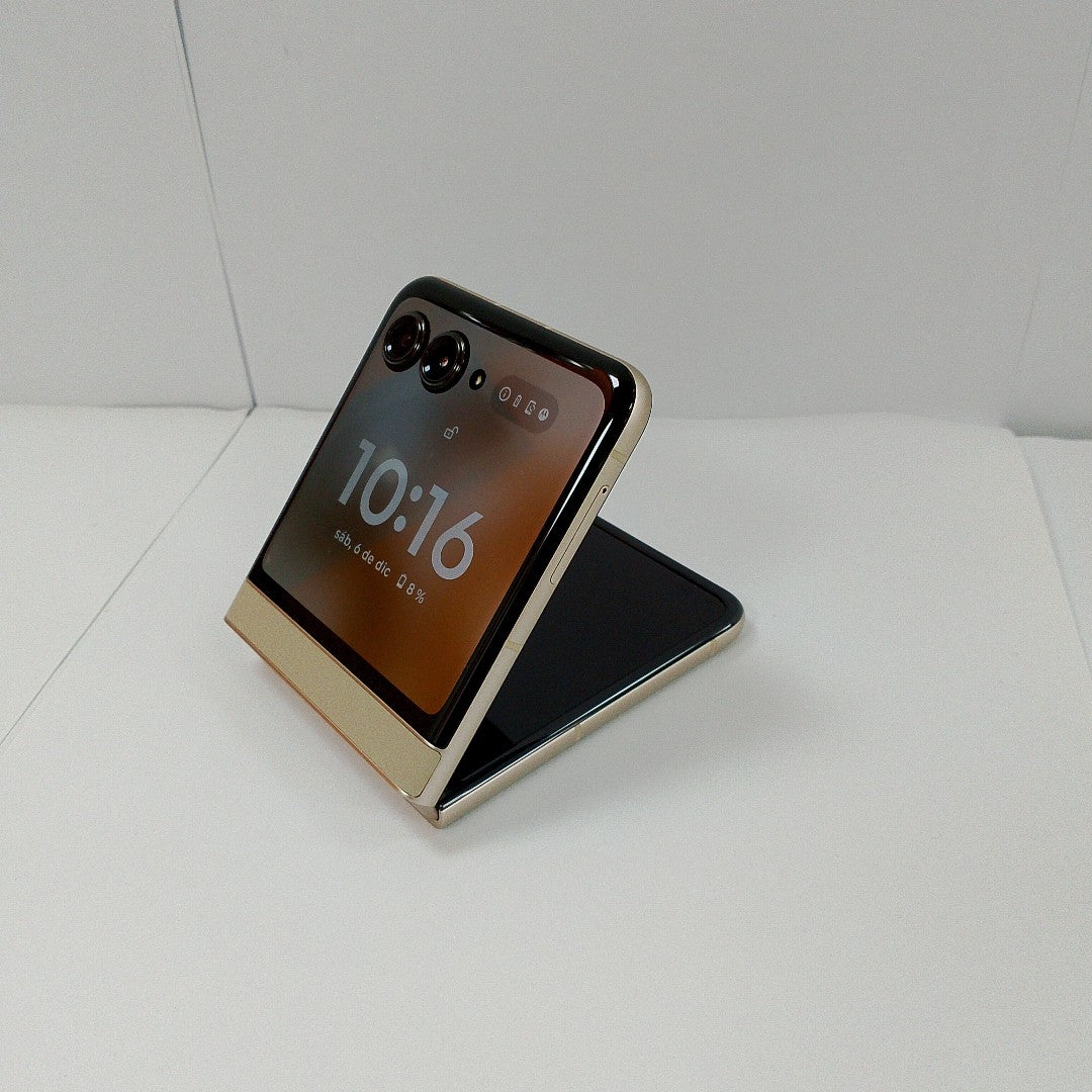 CELULAR MOTOROLA RAZR 50 5G XT2453-1 512 GB 12 GB RAM (SEMINUEVO)