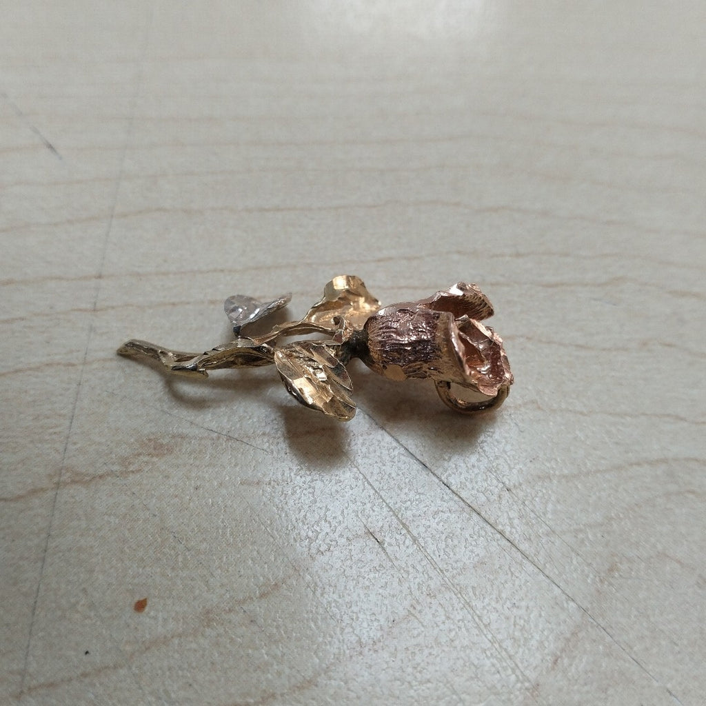 DIJE. ORO COMBINADO. 14 K 3.7 GRMS (SEMINUEVO)