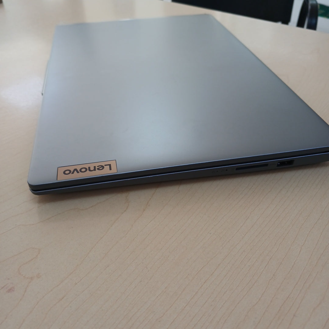 LAPTOP LENOVO IDEAPAD SLIM 3 15IRU8 (2025) 512 GB SSD 8 GB RAM (SEMINUEVO)