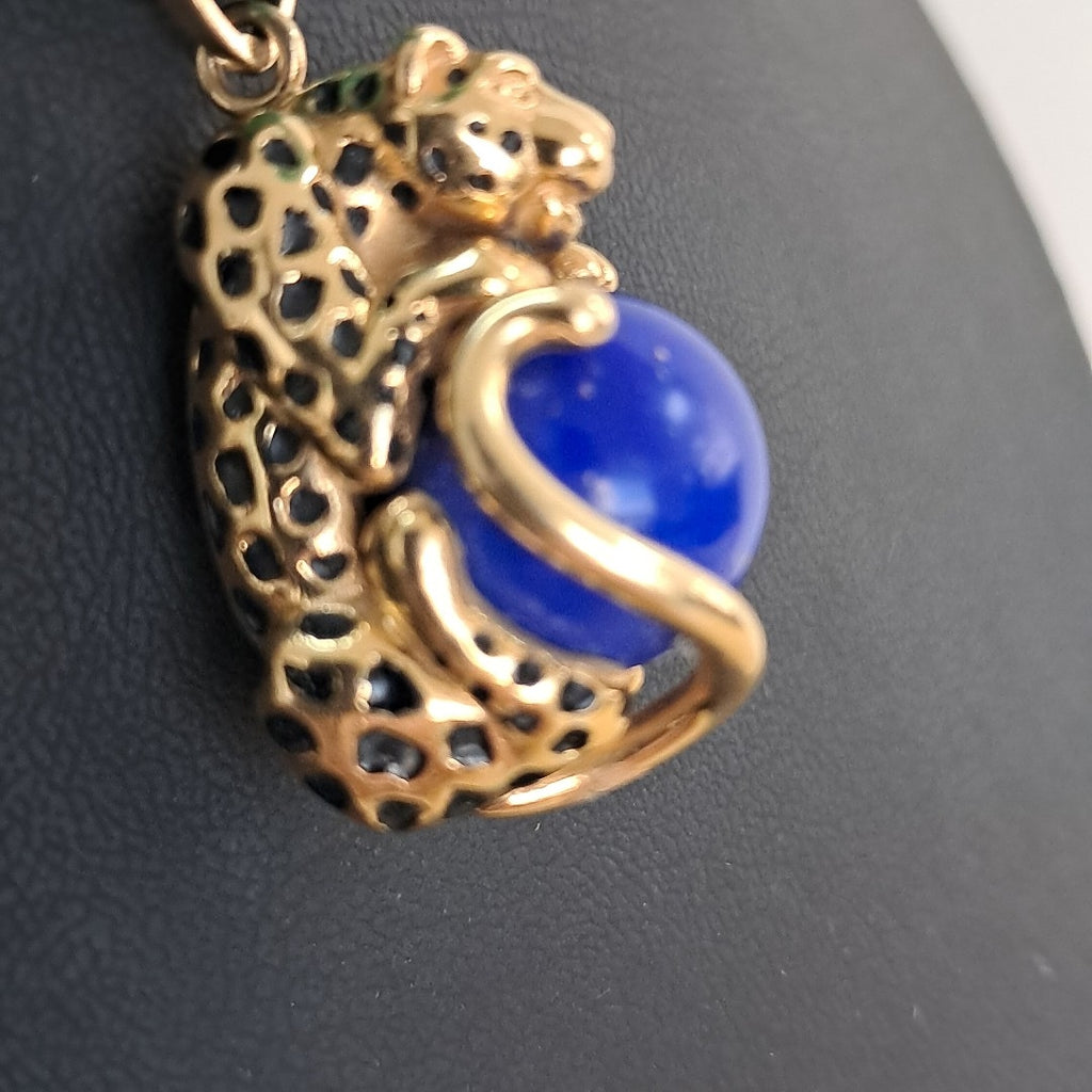 K1 8,20 GRMS 18 K ESPECIFICACIONES COMPLEMENTARIAS DIJE JAGUAR CON CANICA AZUL (SEMINUEVO)