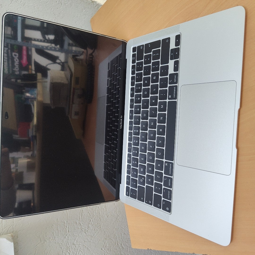 LAPTOP APPLE MACBOOK AIR 13" 2020 3.2 A2337 256 GB SSD 8 GB RAM (SEMINUEVO)
