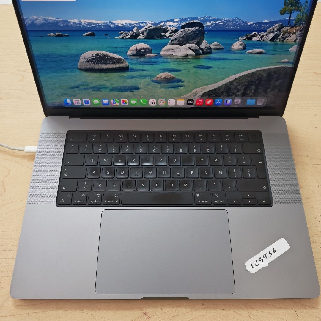 LAPTOP APPLE MACBOOK PRO 16" 2021 3.2 A2485 (10 CPU / 16 GPU) 512 GB SSD 16 GB RAM (SEMINUEVO)
