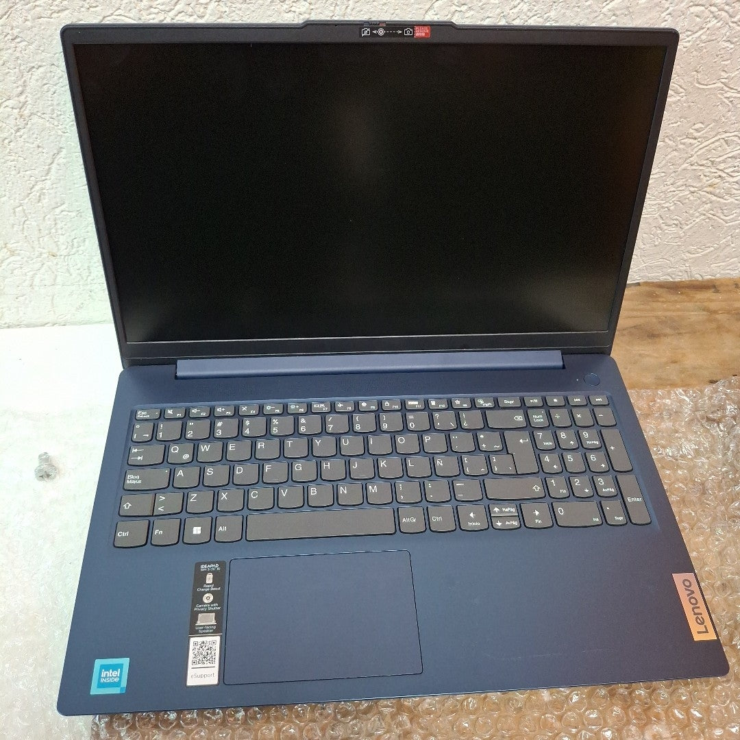 LAPTOP LENOVO IDEAPAD SLIM 3 15IAN8 (2023) 256 GB SSD 8 GB RAM (SEMINUEVO)
