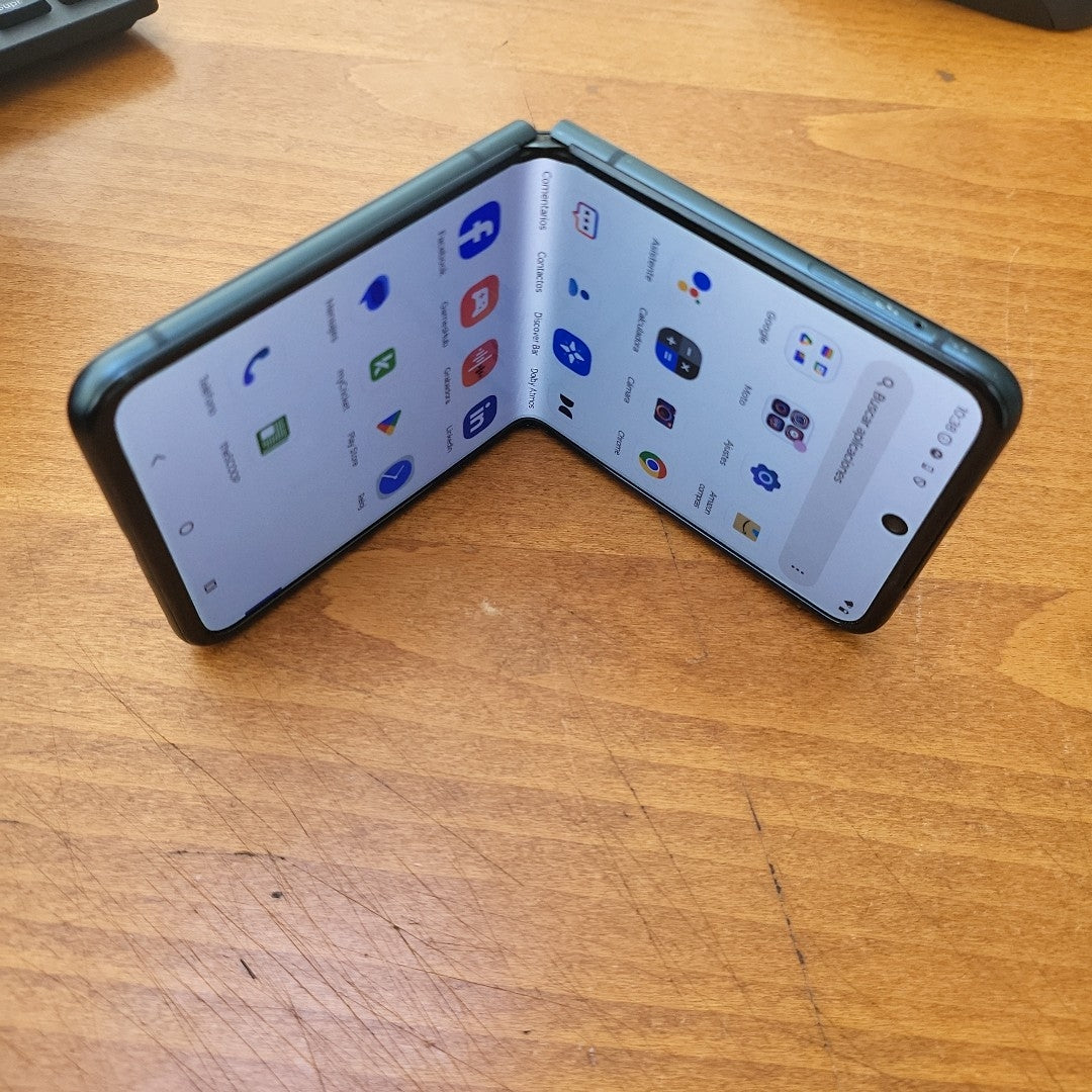 CELULAR MOTOROLA MOTO RAZR 40 XT2323-6 (2023) 128 GB 8 GB RAM (SEMINUEVO)