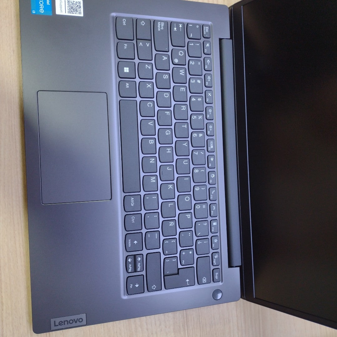 LAPTOP LENOVO V14 G3 IAP (2023) 256 GB SSD 8 GB RAM (SEMINUEVO)