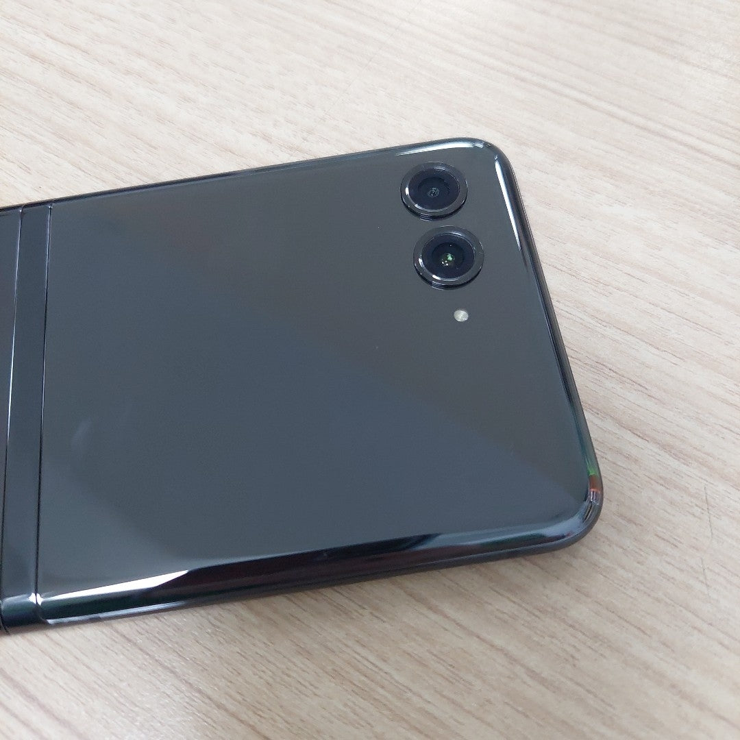 CELULAR MOTOROLA MOTO RAZR 40 ULTRA XT2321-1 (2023) 256 GB 8 GB RAM (SEMINUEVO)