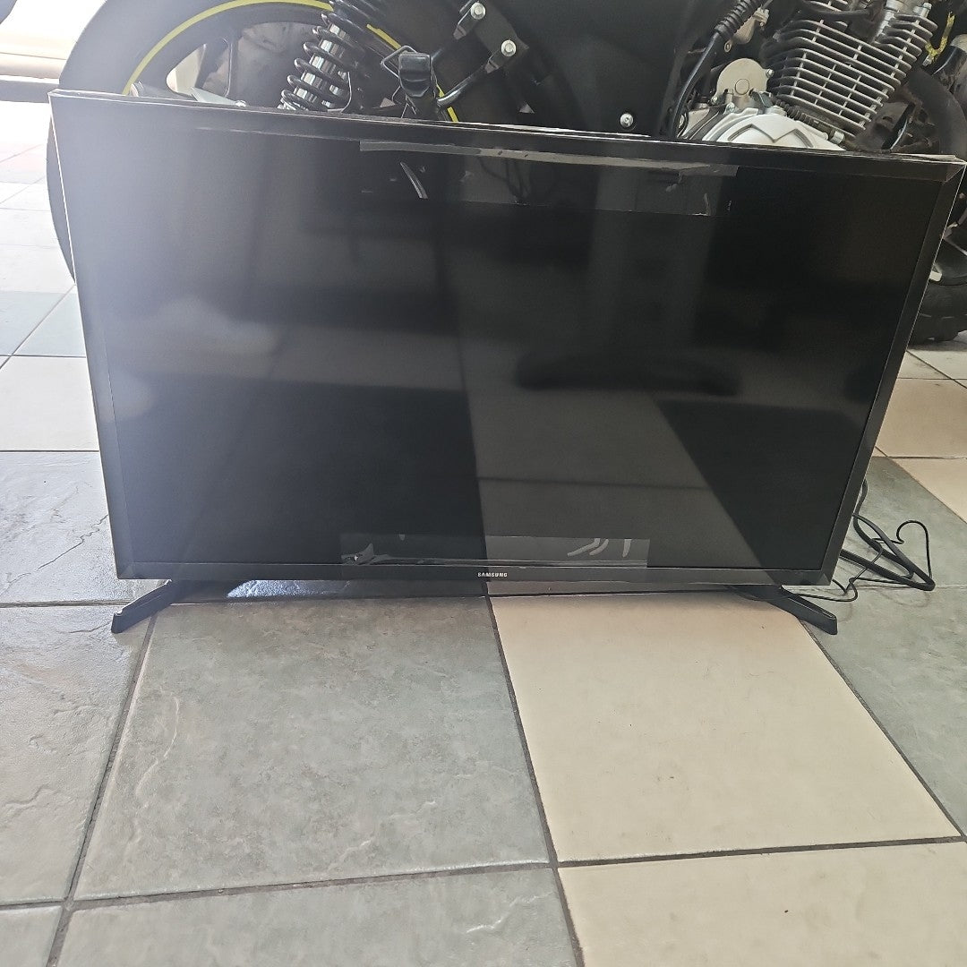 PANTALLA SAMSUNG BE32T-B (2025) 32" LED HD (SEMINUEVO)