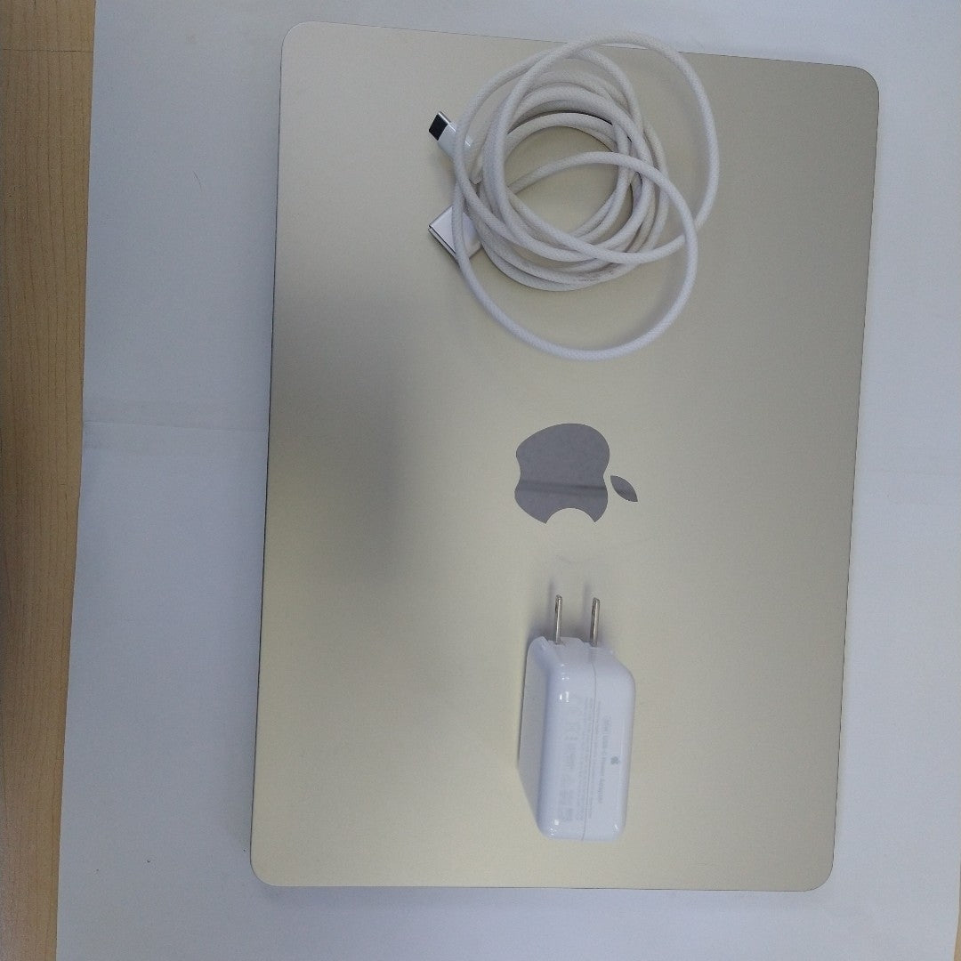 LAPTOP APPLE MACBOOK AIR 13" 2022 3.49 A2681 (8 CPU/8 GPU) 256 GB SSD 16 GB RAM (SEMINUEVO)