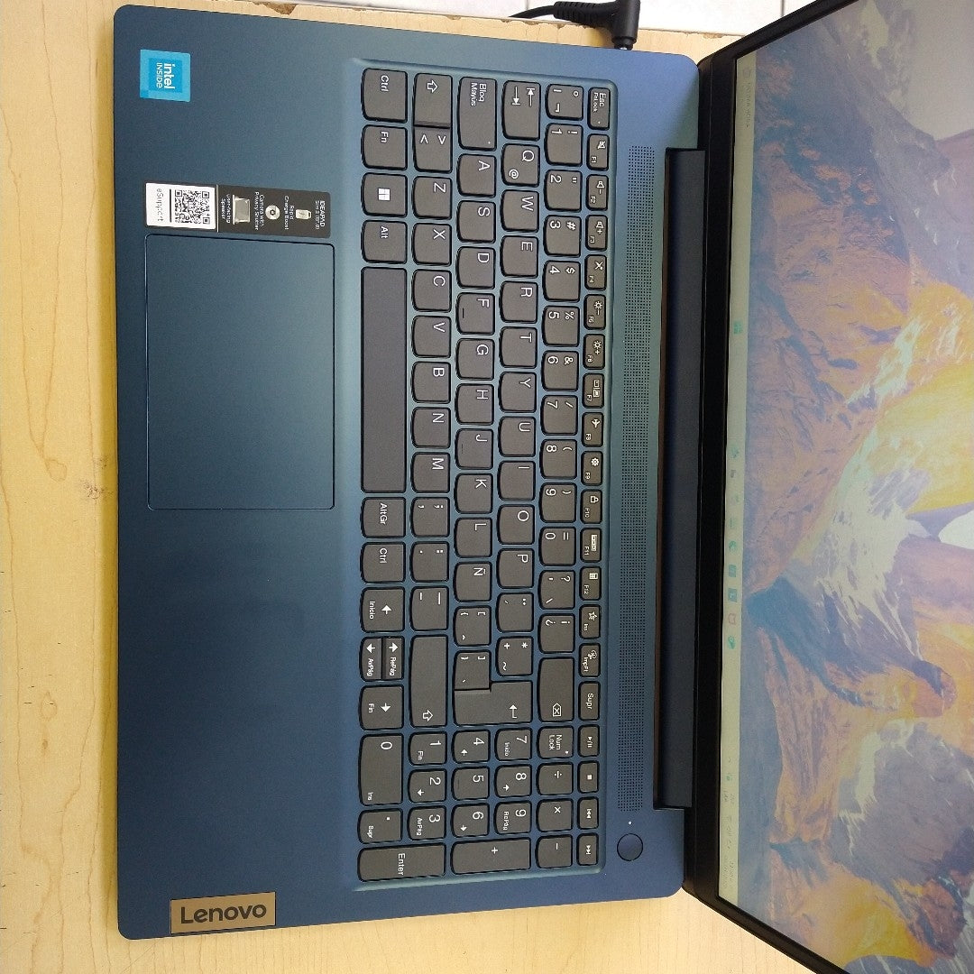 LAPTOP LENOVO IDEAPAD SLIM 3 15IAN8 (2025) 256 GB SSD 8 GB RAM (SEMINUEVO)