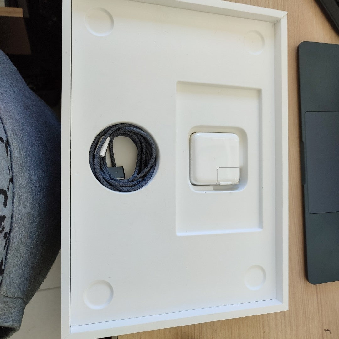 LAPTOP APPLE MACBOOK AIR 13" 2024 4.05 A3113 (8 CPU/ 8 GPU) 256 GB SSD 16 GB RAM (SEMINUEVO)