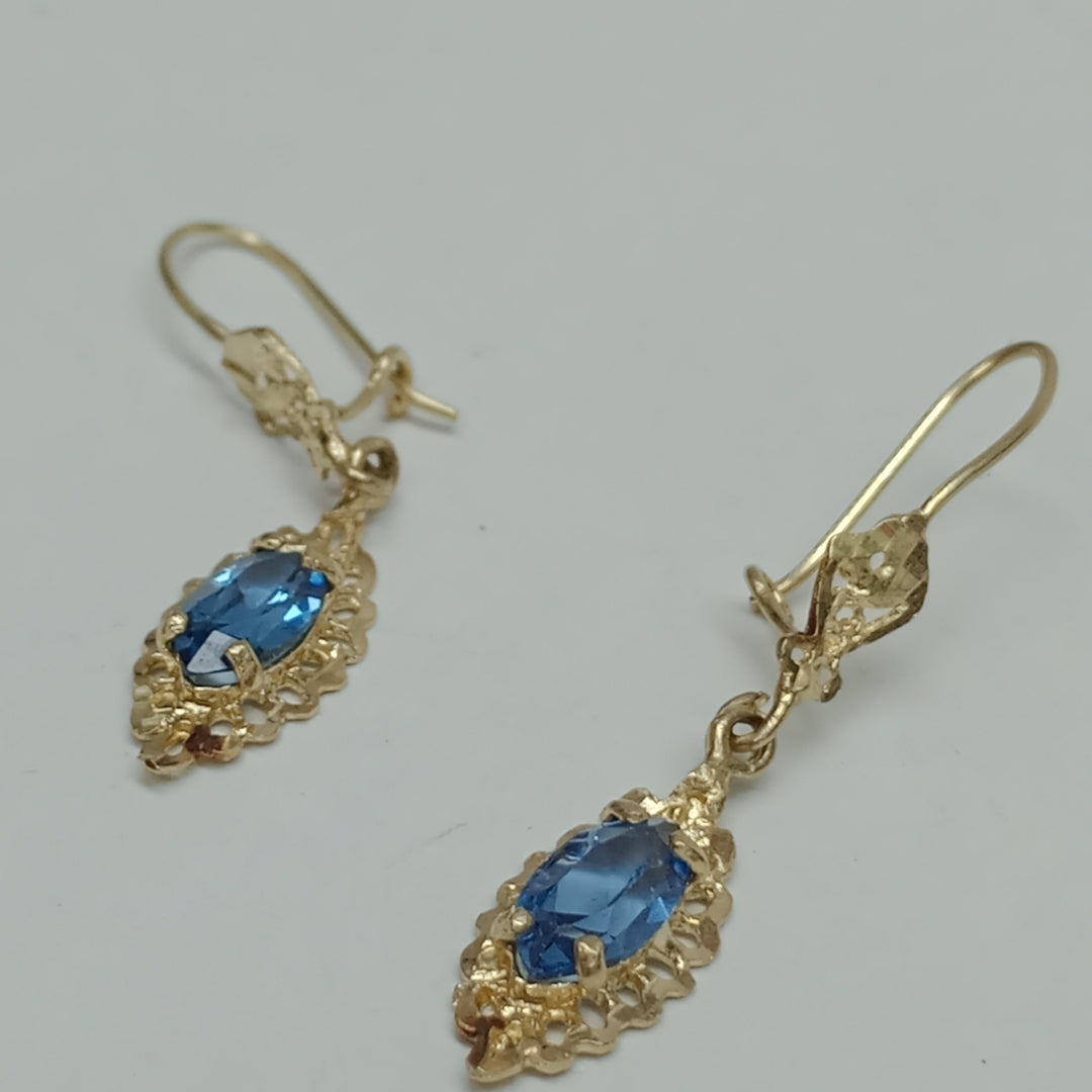 K1 2,80 GRMS 14 K ESPECIFICACIONES COMPLEMENTARIAS PAR DE ARETES CON PIEDRA AZUL (SEMINUEVO)