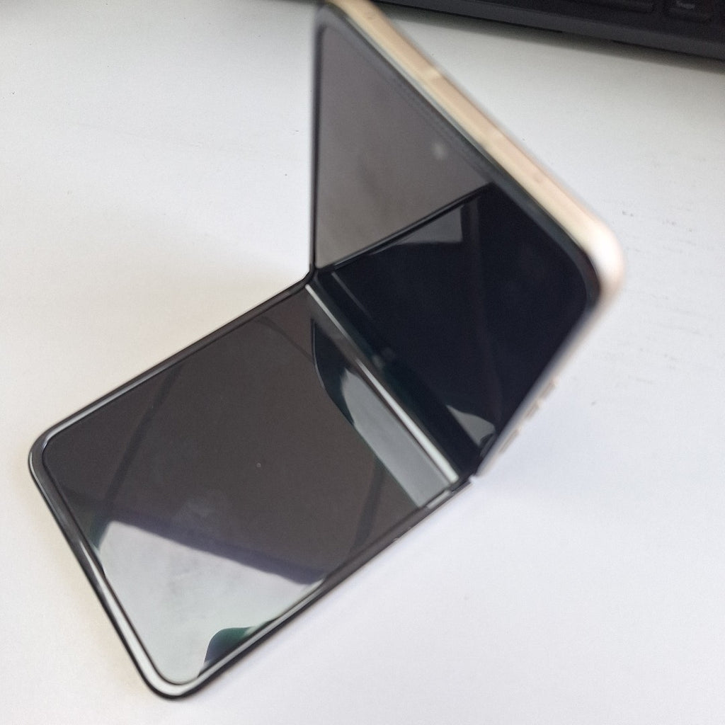 CELULAR MOTOROLA RAZR 50 5G XT2453-1 512 GB 12 GB RAM (SEMINUEVO)