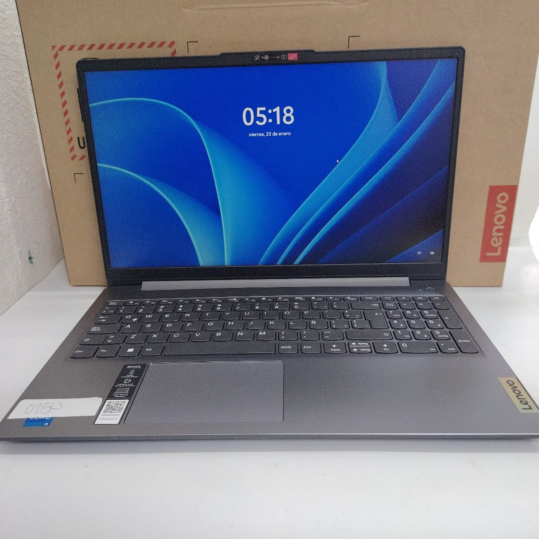 LAPTOP LENOVO IDEAPAD SLIM 3 15IAH8 (2024) 512 GB SSD 8 GB RAM (SEMINUEVO)