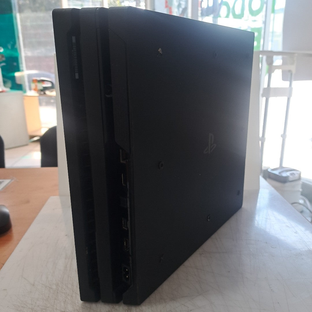 CONSOLA DE VIDEOJUEGO SONY PS4 PRO 1 TB (SEMINUEVO)