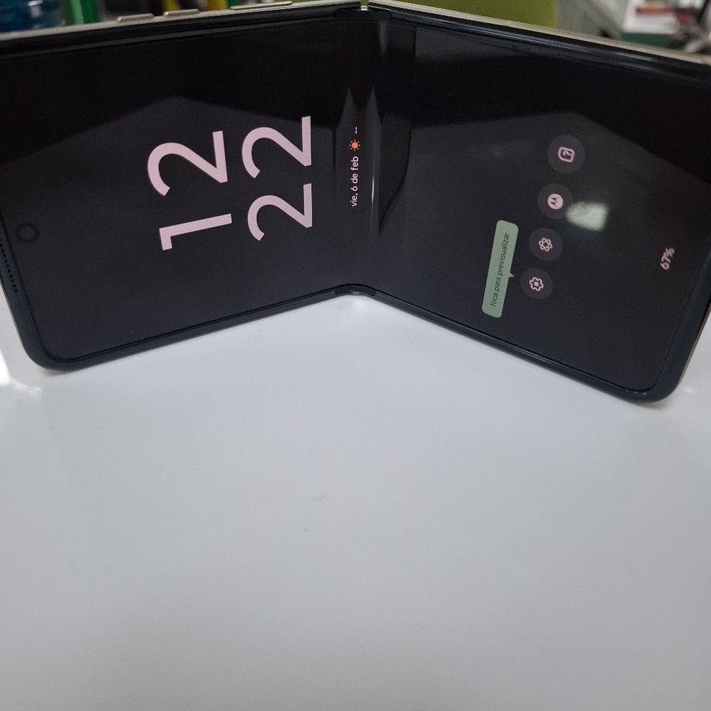 CELULAR MOTOROLA RAZR 50 5G XT2453-1 512 GB 12 GB RAM (SEMINUEVO)